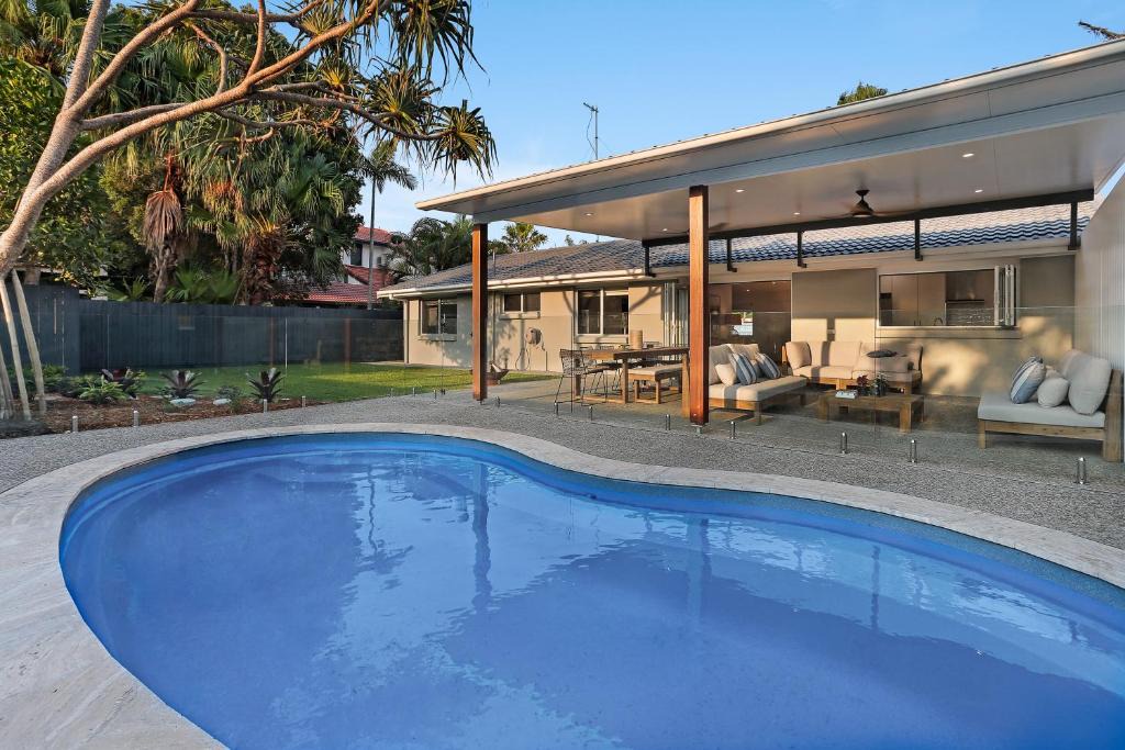 Noosa Heads House | Walk to Hastings Street, Noosa Sound
