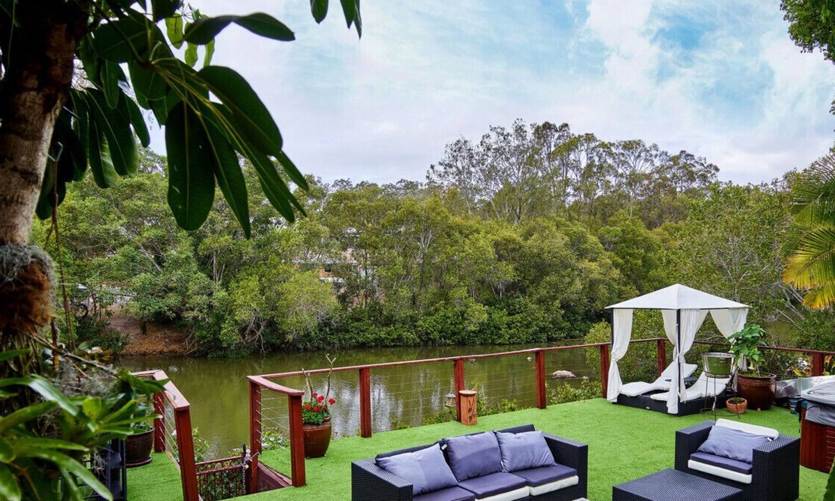 Helensvale House | Walking distance to Movie World