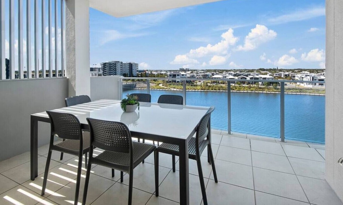 Birtinya Apartment | Waterfront 2brm resort style apartment