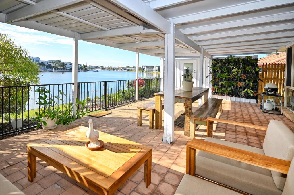 Warana Apartment | Waterfront 3 B/Room, 6 Guests - Light, Relaxed ZC7