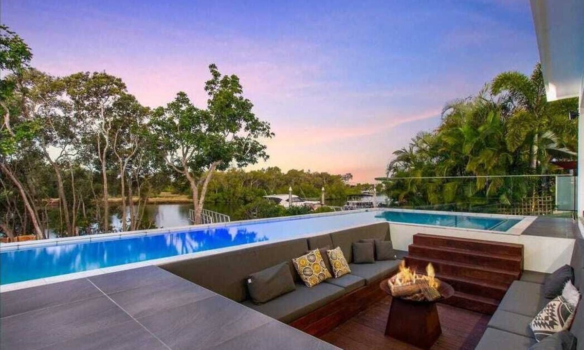 Helensvale House | Waterfront close to theme parks