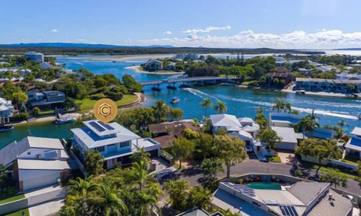 Noosaville House | Waterfront Home - Jetty, inground pool