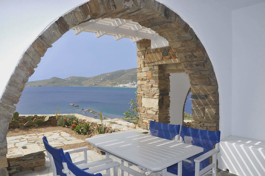 Tinos Town House | Windmill and houses by the sea / Stavros Bay