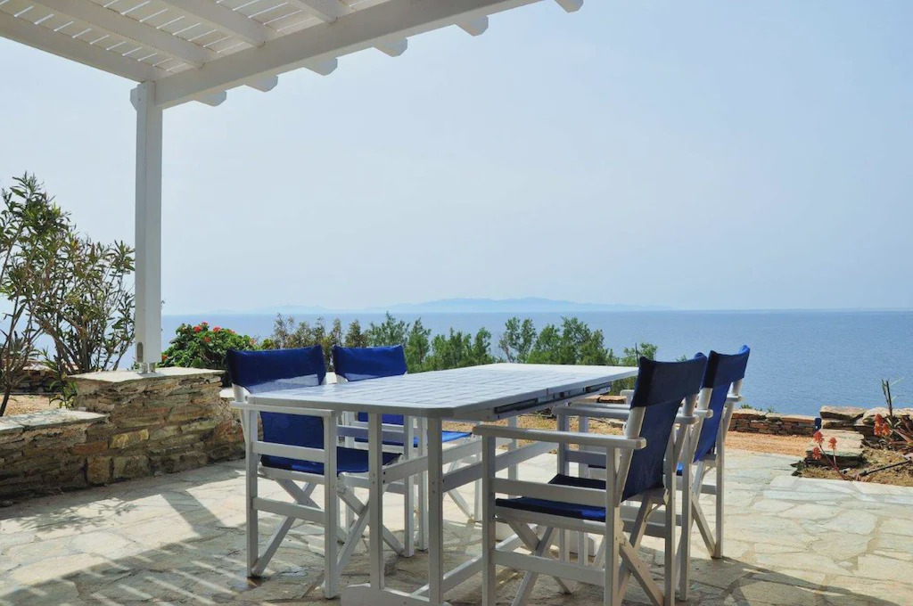 Tinos Town House | Windmill and houses by the sea / Stavros Bay