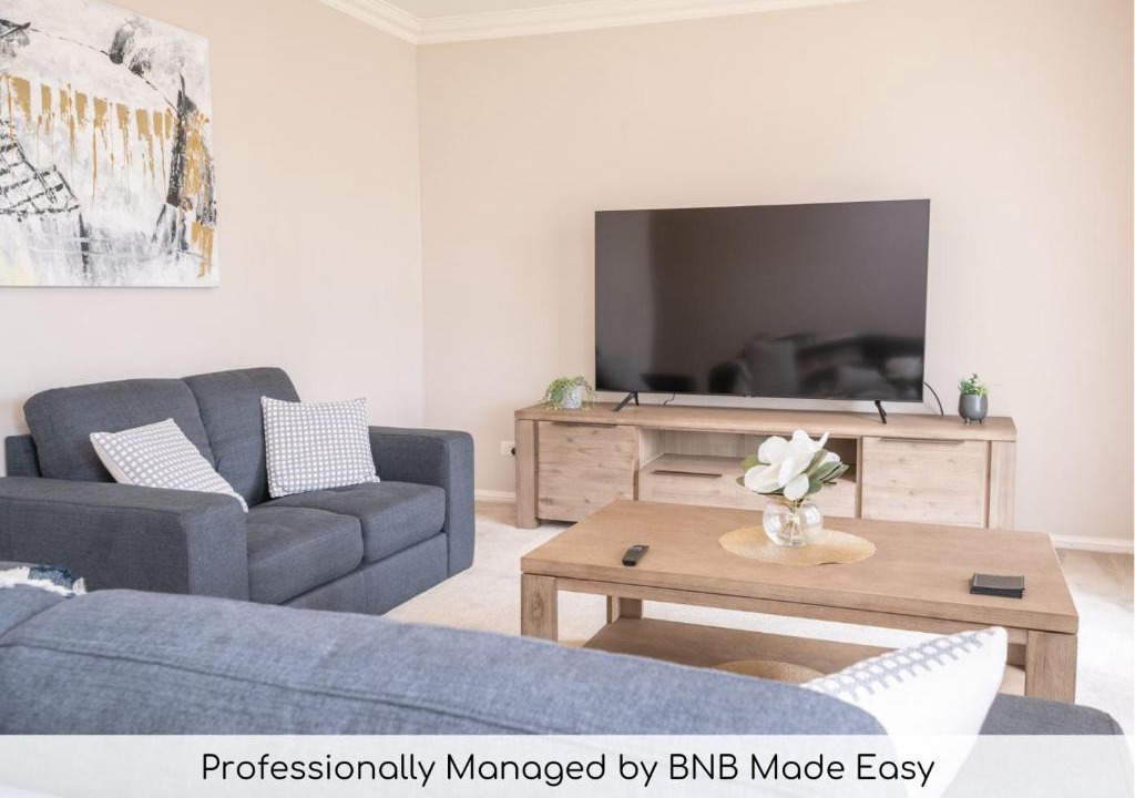 Bletchington House | Wonderful Windred Modern, Comfy, Quiet