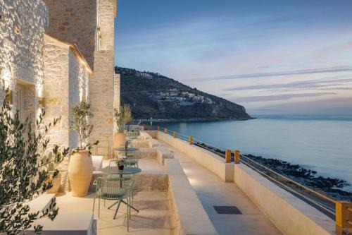 Neon Oitylo Apartment | Yerma Suites Limeni