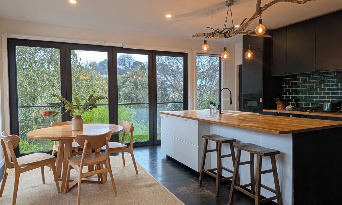 South Launceston House | Your CBD Treetop Base | Parking, Wifi & Views