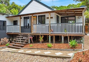 11 Naiad Court - Rainbow Shores. Pool, walk to beach. Wifi