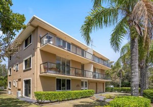 2/56 Lawson Street@Clarkes Beach