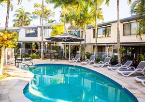 2 Bedroom Renovated Townhouse, Walk to Noosa River