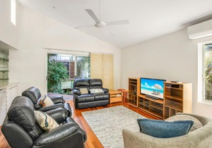 2 Naiad Court Rainbow Shores. Walk to beach. Pets welcome. Wifi