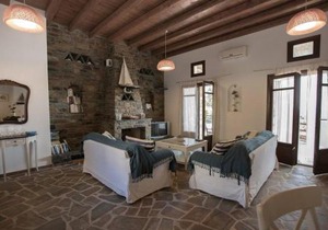 2AG252-House with a pool in Andros in Koumárion