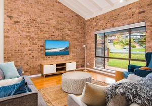 40 Underwood Road with Swimming Pool, Linen and WiFi.