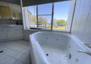 6 Ulysses - Spacious Beachfront Apartment
