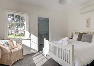 A 1850s renovated Whalers Cottage in Port Fairy