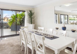 BEACHSIDE BEAUTY IN MANLY- APT 2