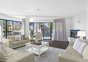 BEACHSIDE BEAUTY IN MANLY - APT 3
