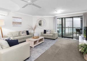 BEACHSIDE BEAUTY IN MANLY - APT 5