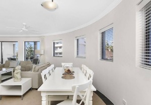 BEACHSIDE BEAUTY IN MANLY - APT 15