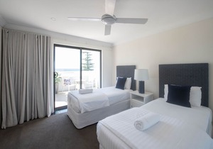BEACHSIDE BEAUTY IN MANLY- PENTHOUSE APT 18