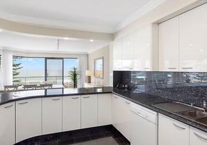 BEACHSIDE BEAUTY IN MANLY- PENTHOUSE APT 18