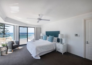 BEACHSIDE BEAUTY IN MANLY- PENTHOUSE APT 18