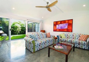 Betty's at Lennox Head - Retro Beach House in The Lennox Village