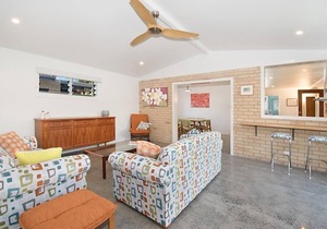 Betty's at Lennox Head - Retro Beach House in The Lennox Village
