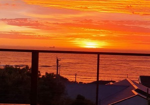 Big views, walk beach, whale watching, easy drive from Sydney, family friendly