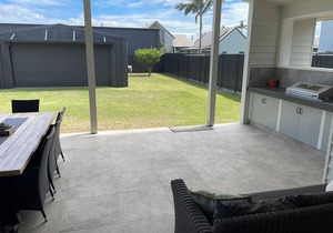 Boikon Beach House - easy stroll to Blacksmiths Beach