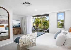 Bright and Beautiful Apt - Magenta Shores easy access to beach, pools and restaurants