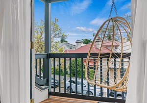 Bright modern home in great location close to City