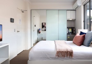Bright Studio Steps from Westmead Hospital