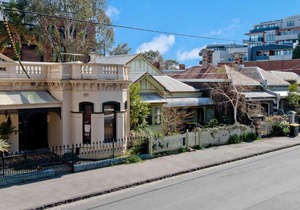 Brunswick 2 bedrooms w/ Air Conditioning + Balcony