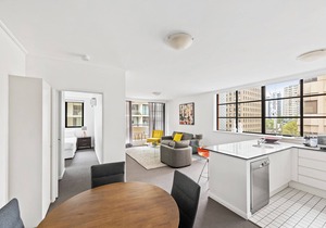 Central modern North Sydney 2 bed apartment with gym and pool