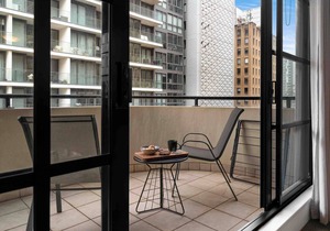 Central modern North Sydney 2 bed apartment with gym and pool