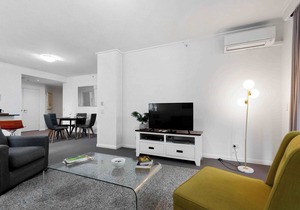 Central modern North Sydney 2 bed apartment with gym and pool