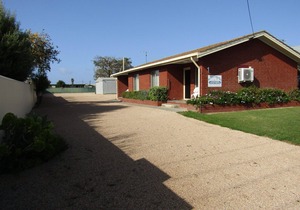 Clan Ranald Unit 1 ~ Short walk to all amenities! UNLIMITED FREE WI-FI!