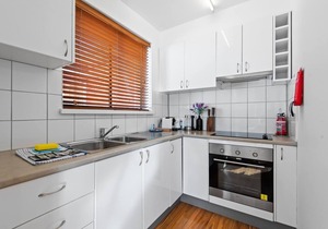 Close to Everything, Entire St Kilda Apartment Queen Bed