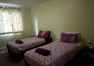 Cosy, fully self-contained lakefront 2 bedroom apartment