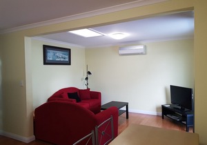 Cosy, fully self-contained lakefront 2 bedroom apartment