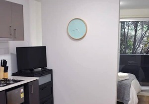 Cosy Hawthorn apartment near train