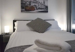 Cosy Hawthorn apartment near train
