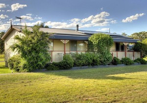 Cottages on Lovedale - No. 2 (2 bedroom) - 2 bedroom, 2 bathroom cottage in convenient Lovedale location