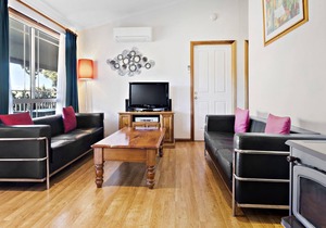 Cottages on Lovedale - No. 2 (2 bedroom) - 2 bedroom, 2 bathroom cottage in convenient Lovedale location