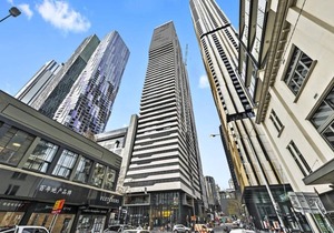 Cozy 2BR Apt Next to Victoria Market + City Views