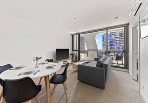Cozy 2BR Apt Next to Victoria Market + City Views