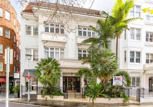 Eclectic Art Deco Apartment in great location