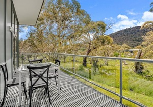 Ecocrackenback 13 'Sustainable chalet close to the slopes.'