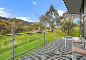 Ecocrackenback 3 'Sustainable chalet close to the slopes.'
